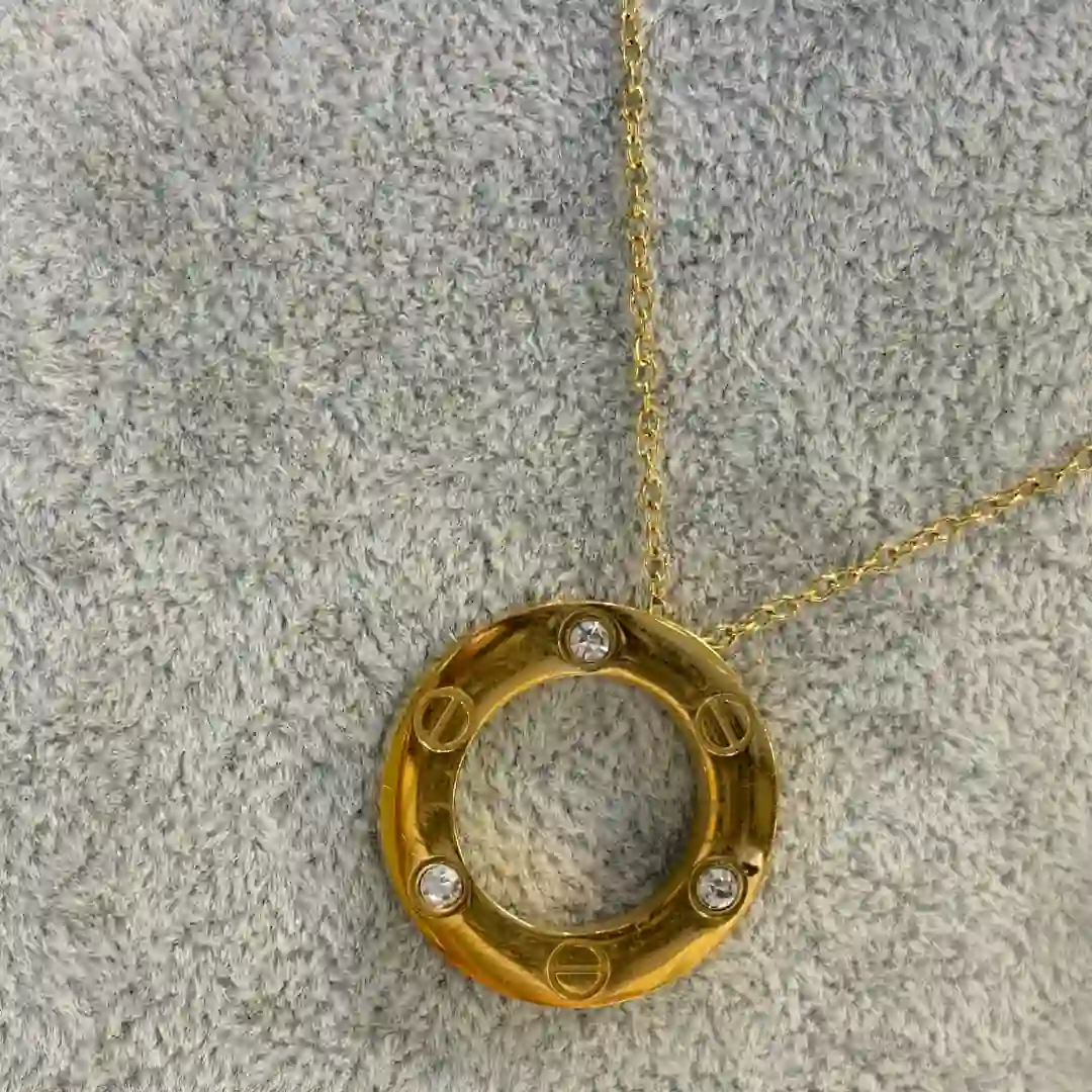 طوق كارتير ستانلس ستيل مرصع ب 3 أحجار زيكون 