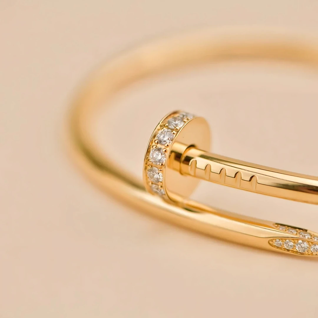 إسوارة كارتيير ستانلس ستيل ذهبي مرصعة بالزيركون