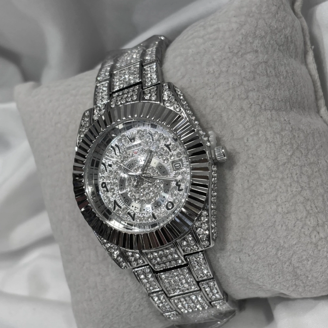 ساعة روليكس فضية مرصعة بالزيركون  و إطار فضي - قلب الساعة زيركون