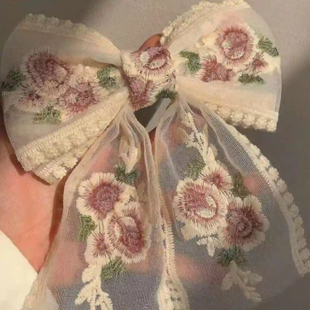 مشبك للشعر بتصميم فيونكة مطرز بالزهور