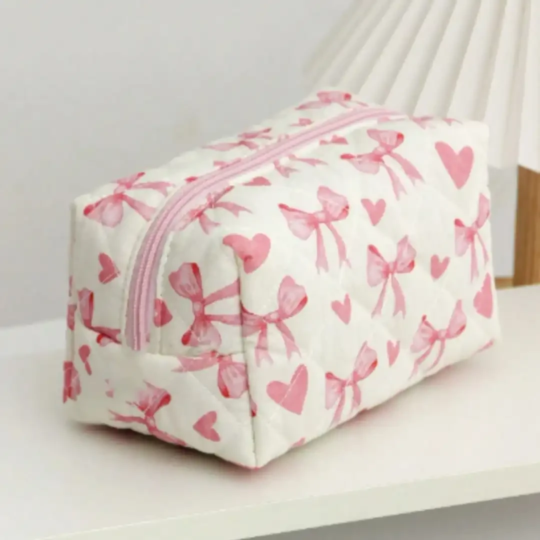 حقيبة تنظيم مستحضرات التجميل الوردية بتصميم القلب والفيونكة