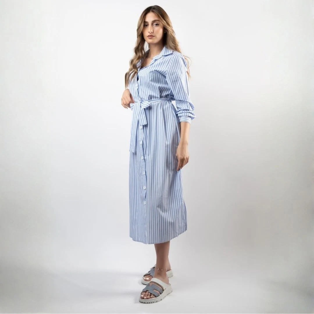 فستان نمط قميص ميدي عصري بنقشة الخطوط الطولية، يتميز بياقة كلاسيكية وأزرار أمامية كاملة مع حزام خصر قابل للربط وأكمام متوسطة الطول 