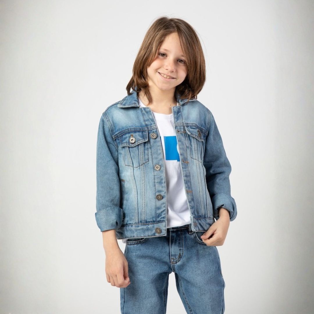 جاكيت جينز بناتي كلاسيكي بغسلة زرقاء متوسطة، يتميز بأزرار معدنية أمامية وجيوب صدر وظيفية، مصمم بقصة مريحة وأكمام طويلة قابلة للطي لتناسب الإطلالات اليومية
