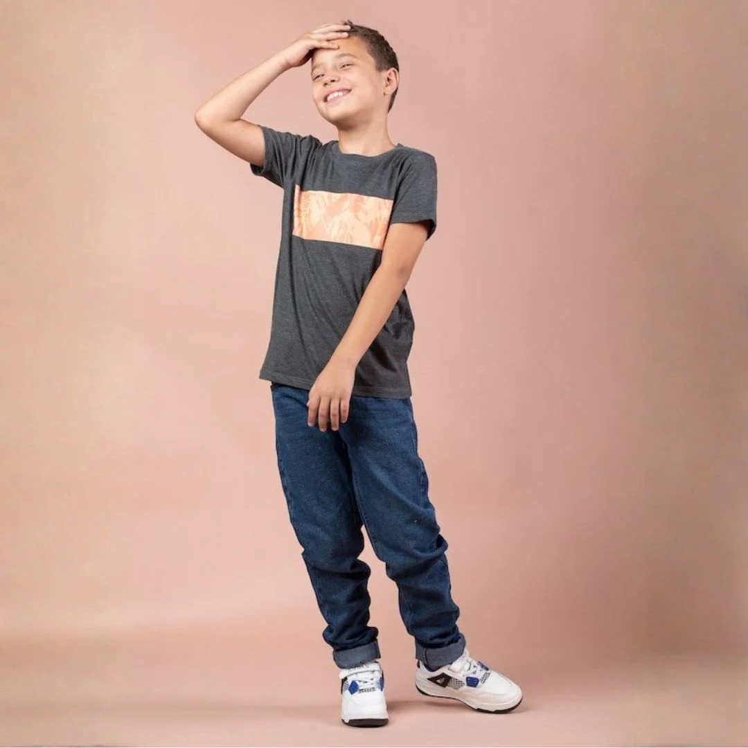 تيشيرت ولادي كاجوال بأكمام قصيرة ورقبة مستديرة، يتميز بطبعة مستطيلة فنية على الصدر، مصنوع من قطن ناعم