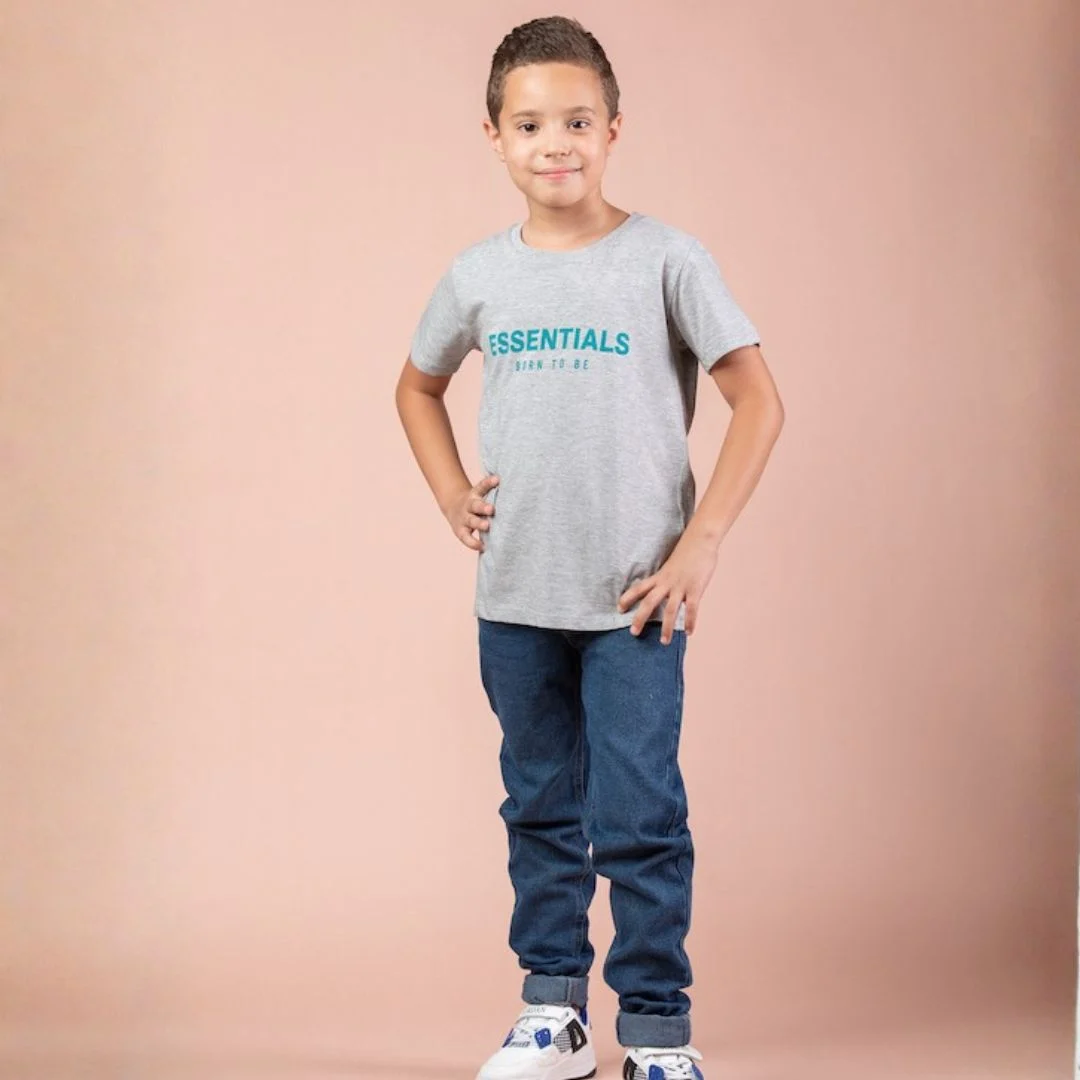 كنزة ولادي قطنية ناعمة بياقة مستديرة، مزينة بطبعة نصية جذابة، تجمع بين المتانة والراحة الفائقة