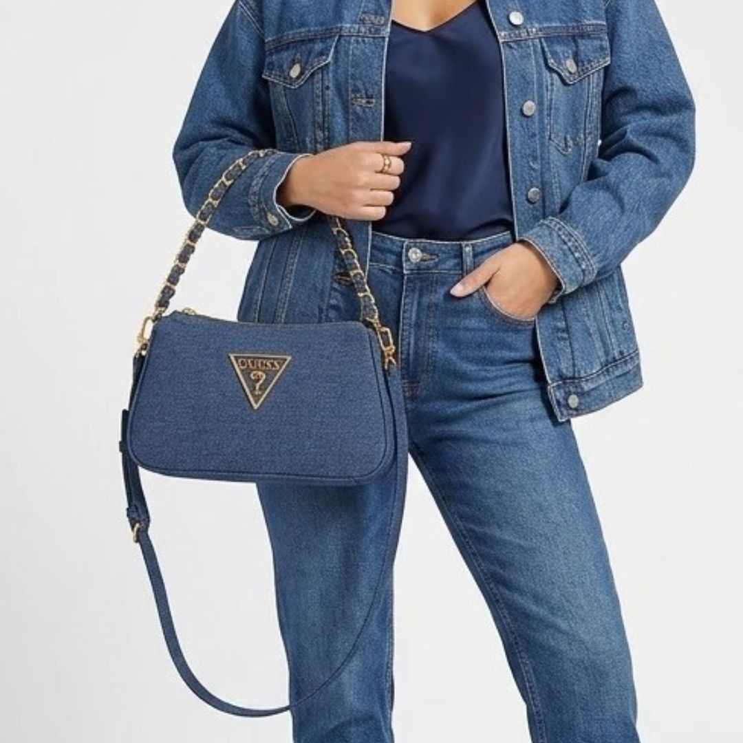 حقيبة الكتف العصرية من قماش الدنيم الأزرق مع يد علوية مجدولة من السلاسل الذهبية