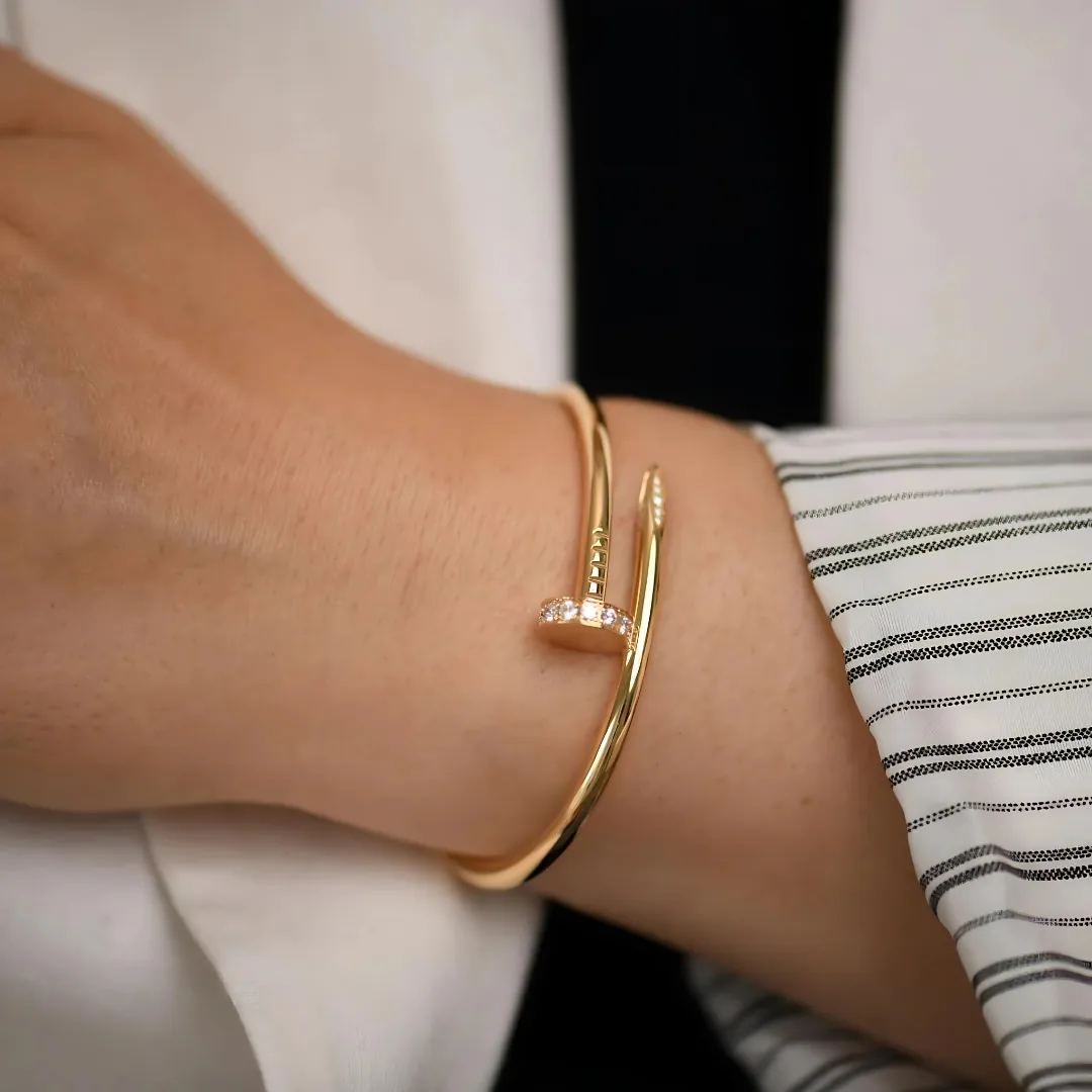 إسوارة كارتيير ستانلس ستيل ذهبي مرصعة بالزيركون