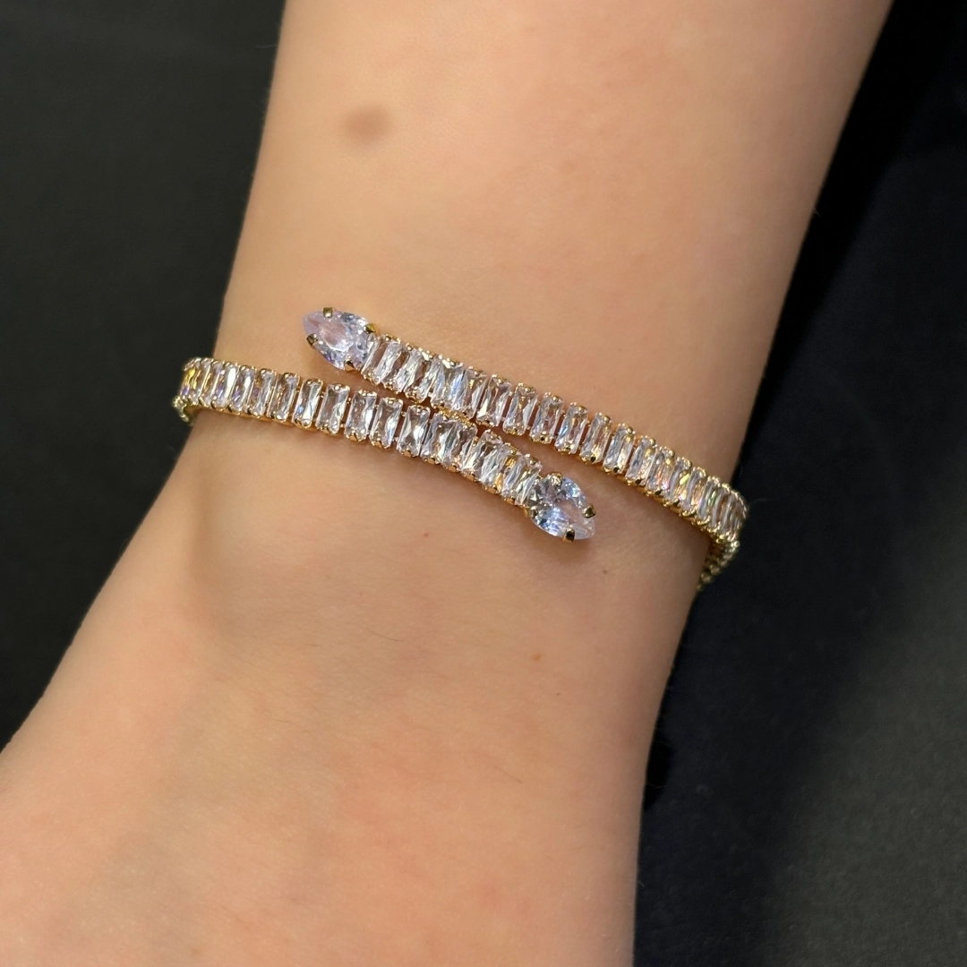 إسوارة ستانلس ستيل ذهبي مرصعة بحجر الباكيت مع قفل بلاك