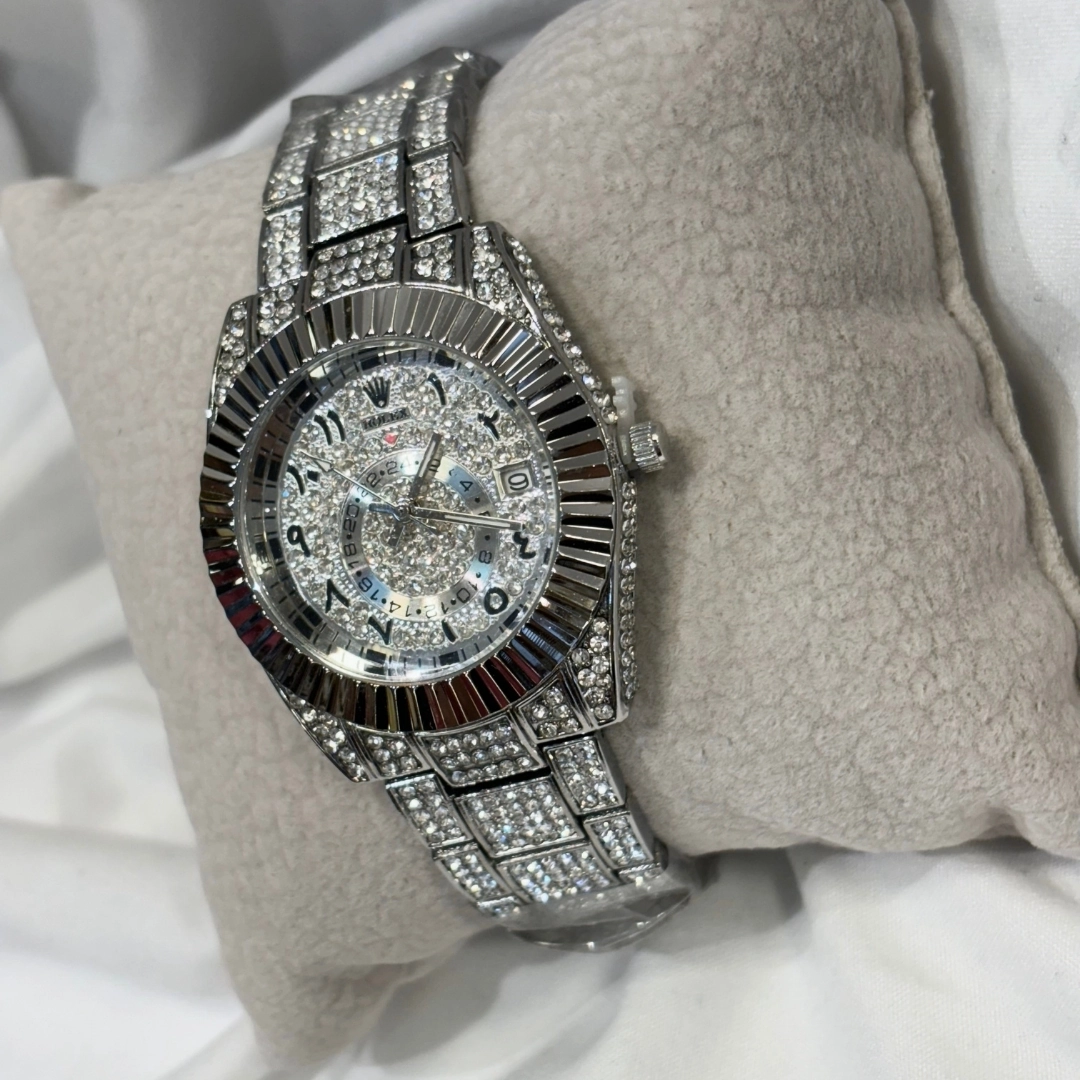 ساعة روليكس فضية مرصعة بالزيركون  و إطار فضي - قلب الساعة زيركون