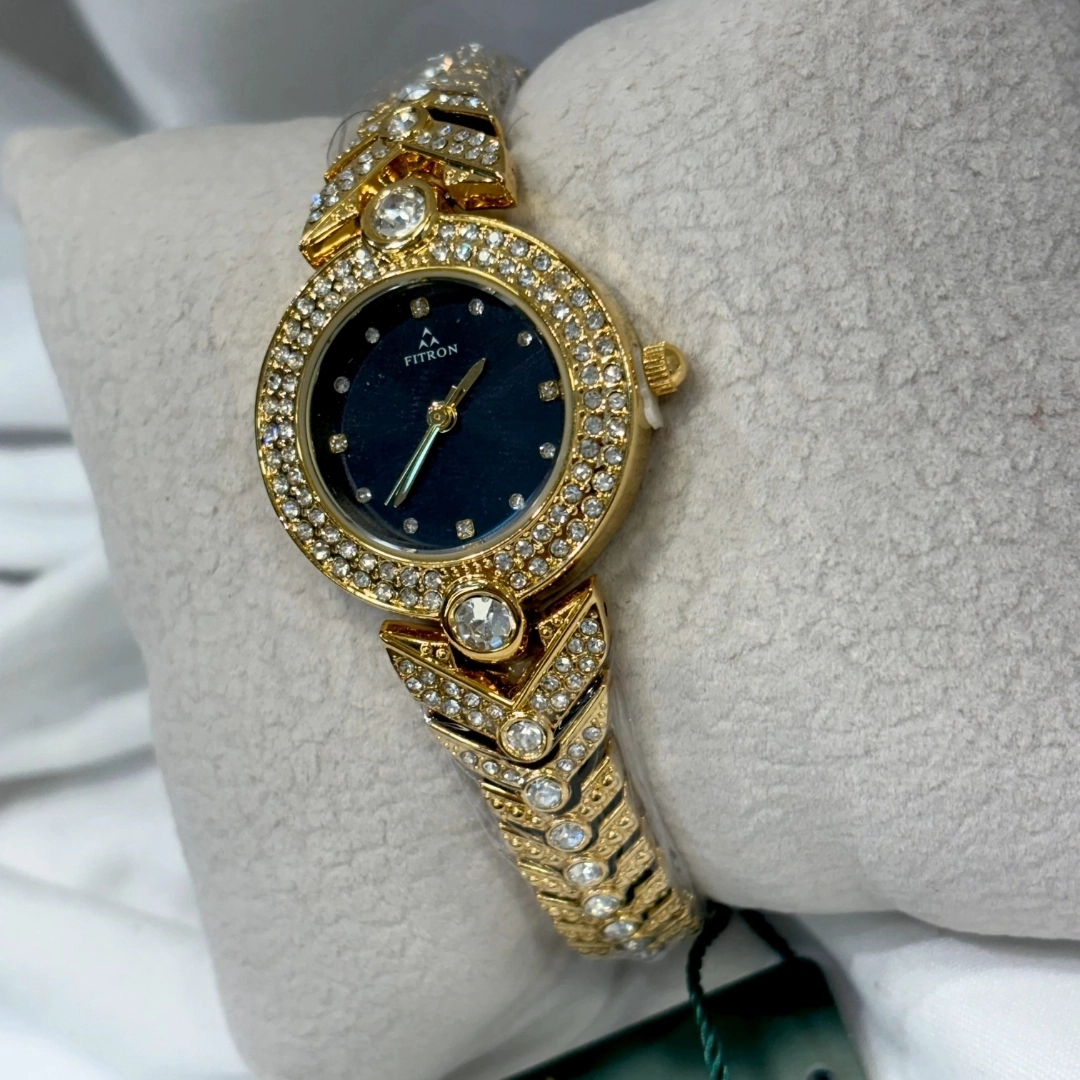 ساعة فيترون ذهبية ومقاومة للماء مرصعة بالزيركون – قالب أسود
