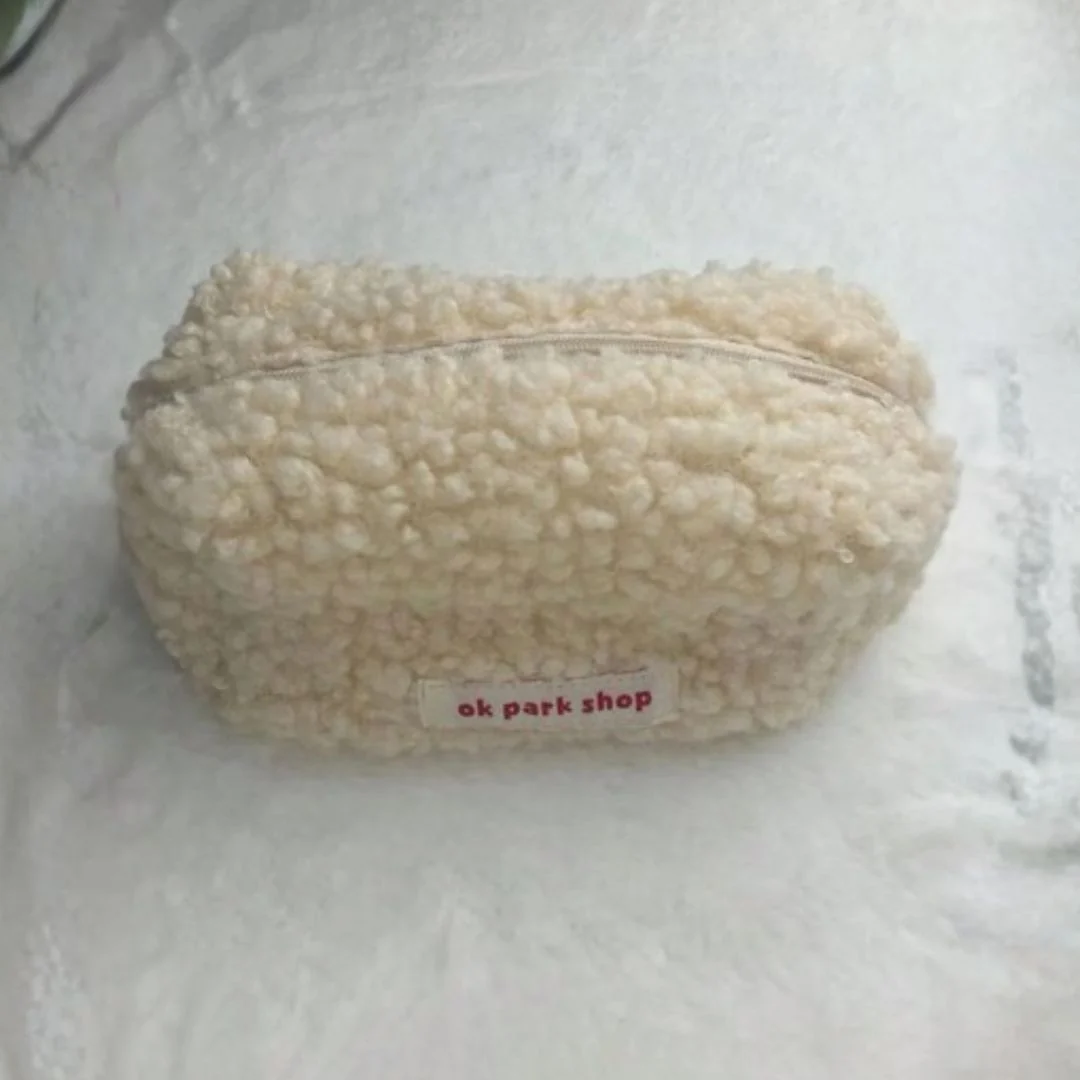 حقيبة مكياج صوفية ناعمة