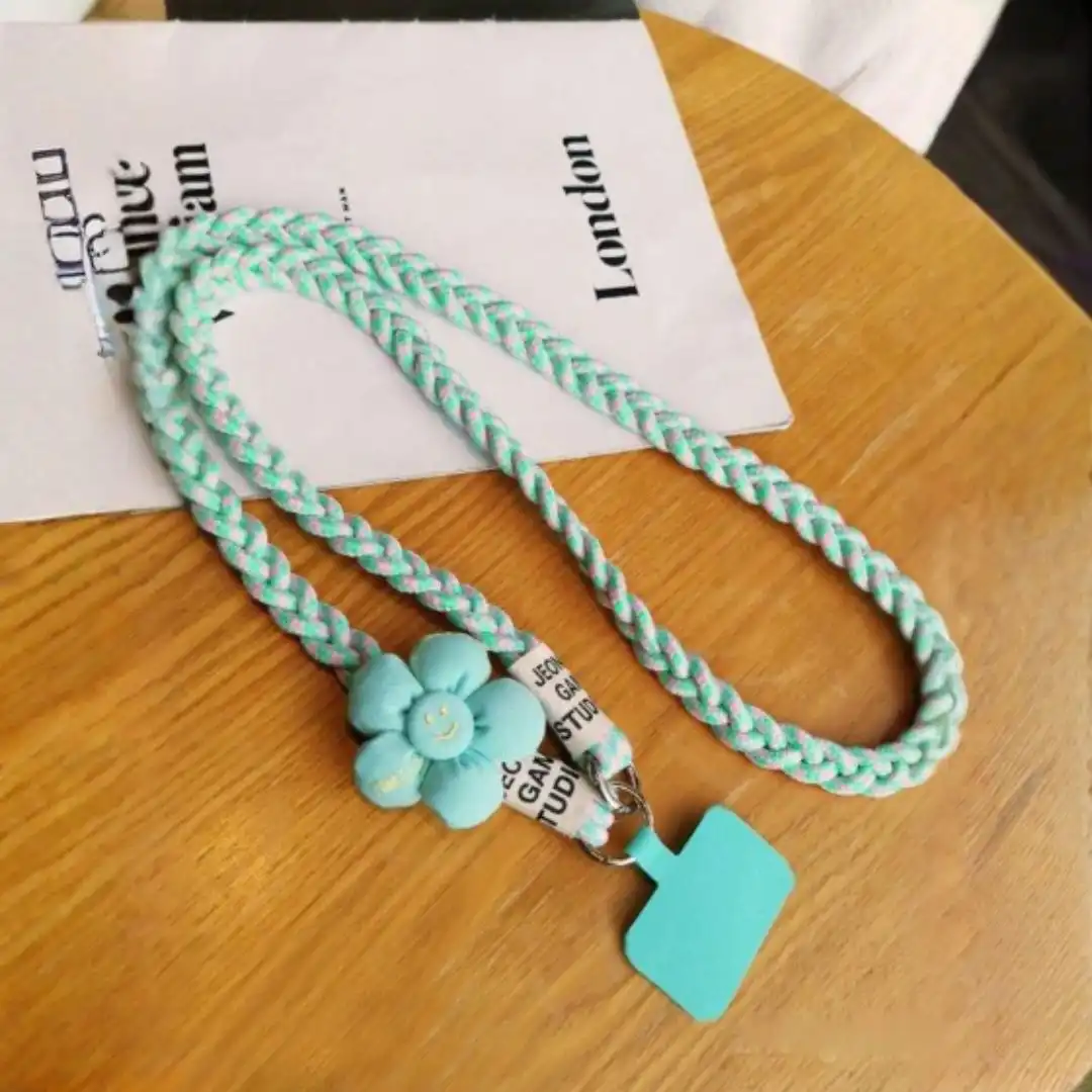 سلسلة هاتف مضفر بثلاثة خيوط يتميز بزهرة