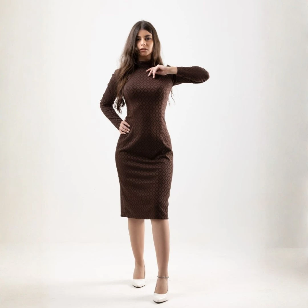 فستان ميدي بياقة عالية وأكمام طويلة بقصة ضيقة تبرز القوام، من قماش جاكار بنقوش هندسية بارزة وتفاصيل كلاسيكية 