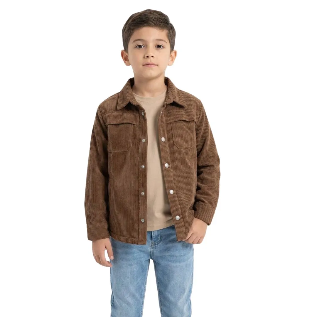 جاكيت قميص ولادي مضلع بتصميم عصري، يتميز بياقة كلاسيكية وأزرار أمامية كاملة مع جيوب صدر