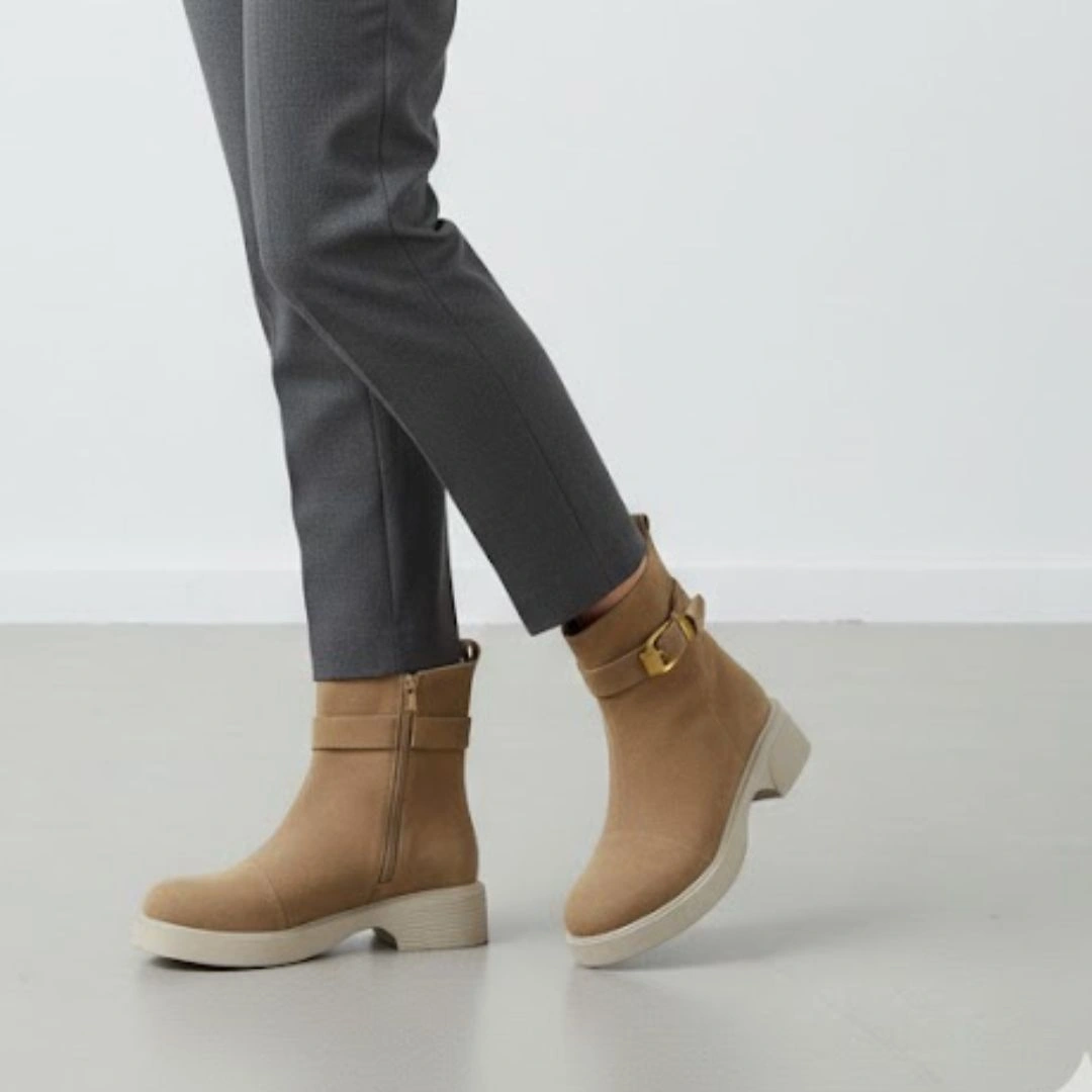 حذاء نسائي شتوي مزين بقطعة معدنية