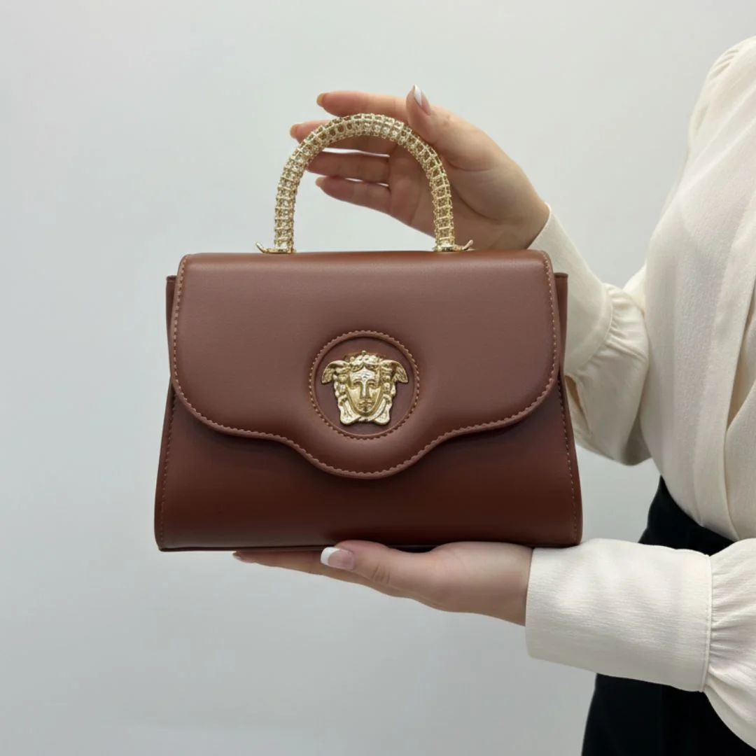 حقيبة يد نسائية بقفل أيقوني وذراع معدني