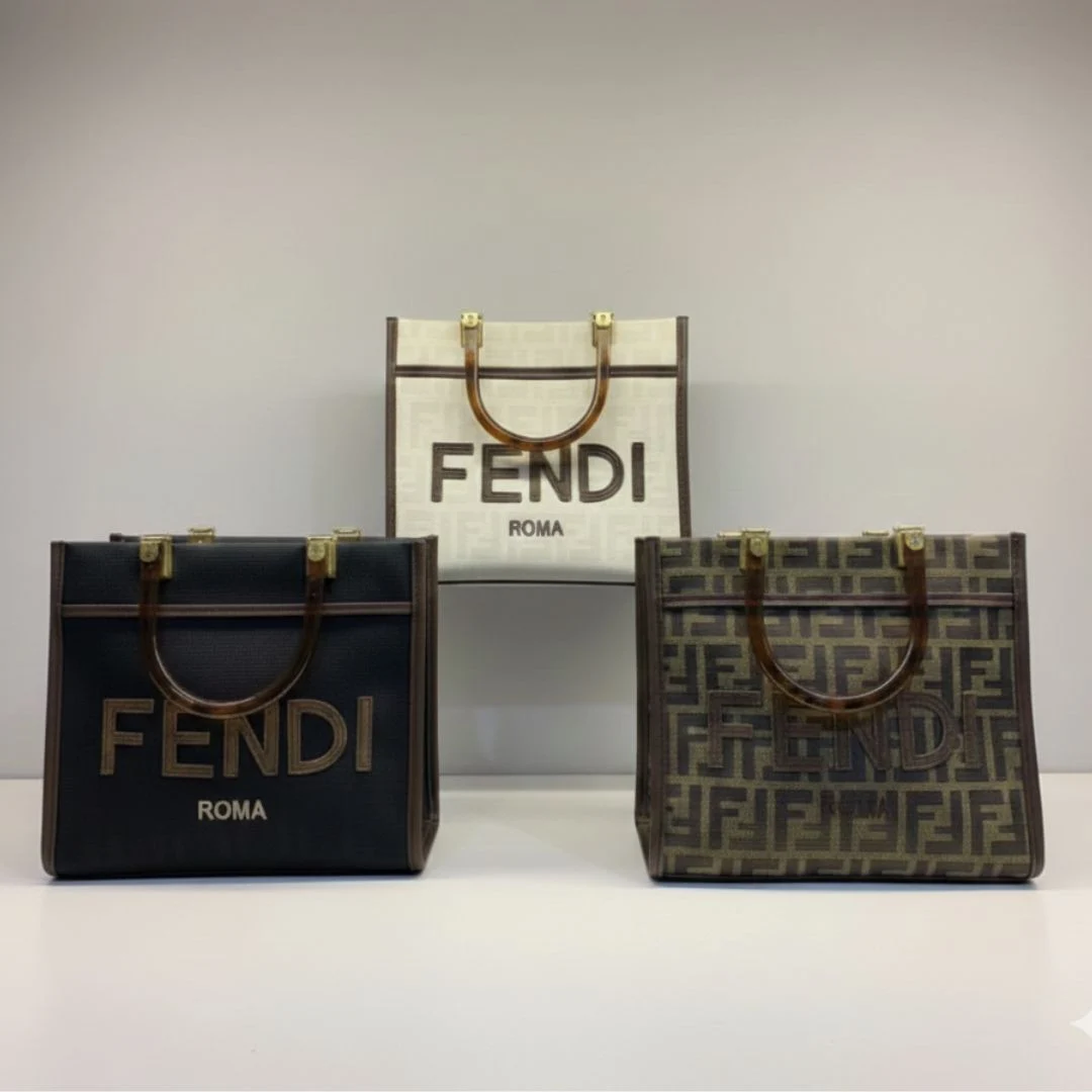 حقيبة كتف فيندي روما بنقشة الشعار الأيقونية