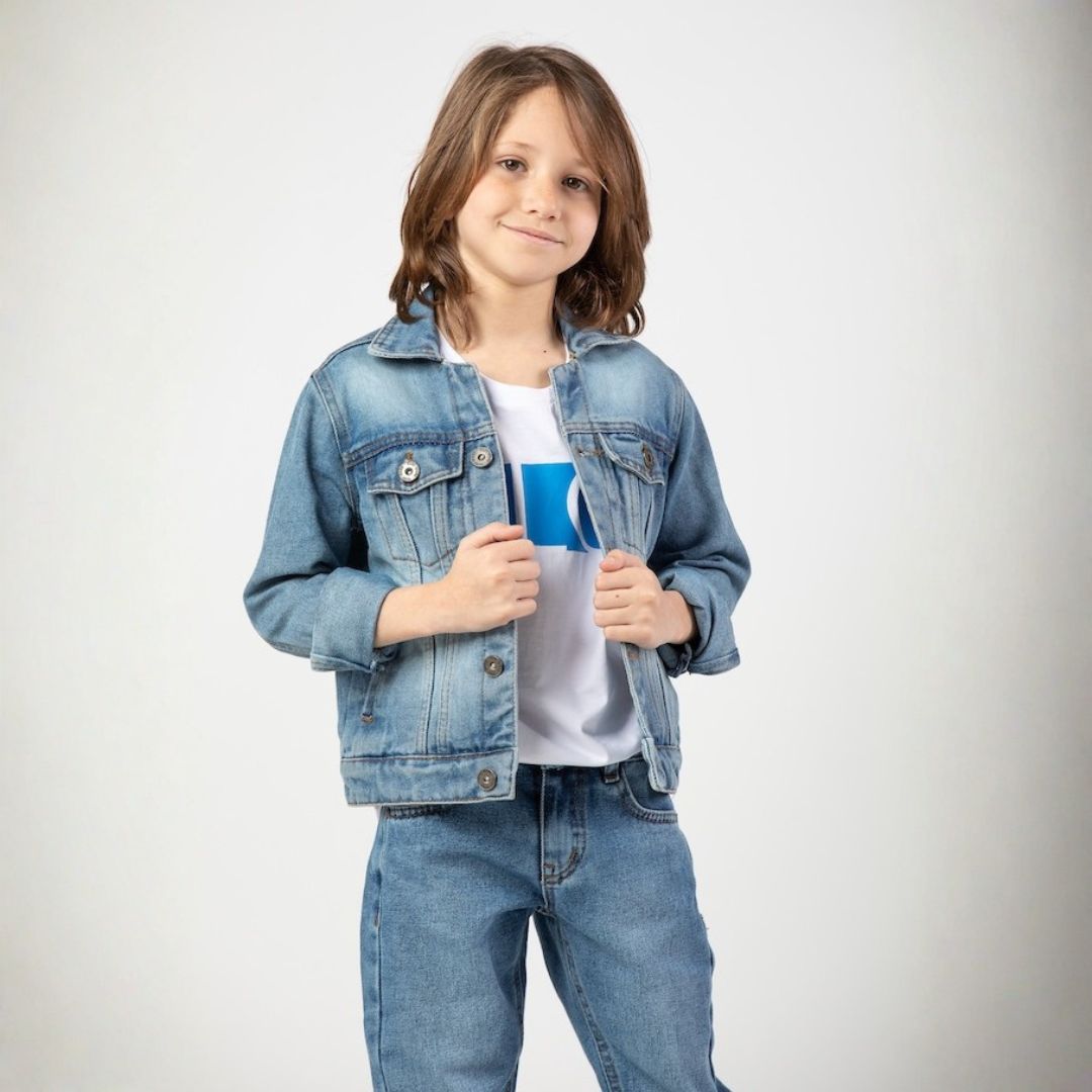 جاكيت جينز بناتي كلاسيكي بغسلة زرقاء متوسطة، يتميز بأزرار معدنية أمامية وجيوب صدر وظيفية، مصمم بقصة مريحة وأكمام طويلة قابلة للطي لتناسب الإطلالات اليومية