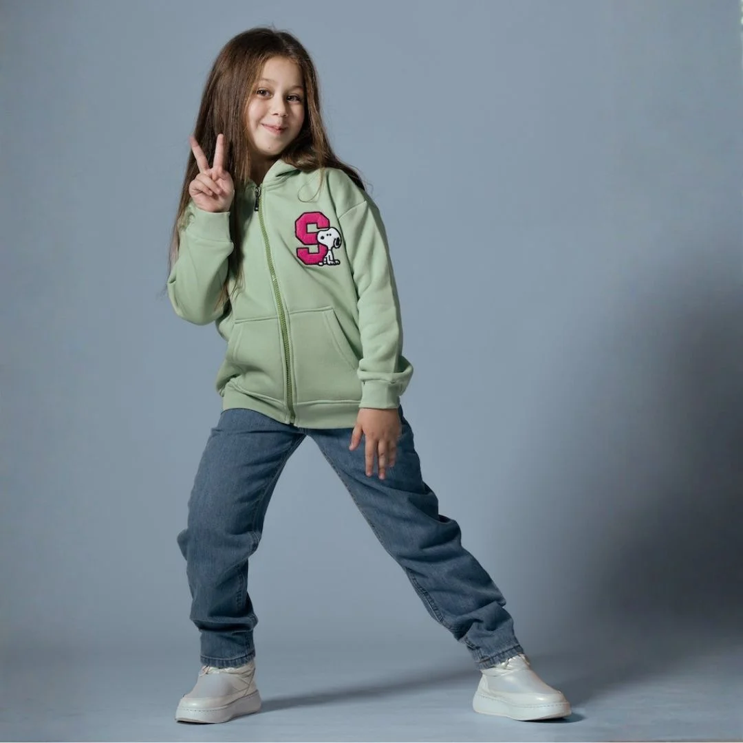 جاكيت بناتي كاجوال بقلنسوة وسحاب أمامي، مصنوع من القطن الناعم المريح، مزين بتطريز كرتوني لطيف مع جيوب أمامية وأكمام مطاطية لمظهر عصري 