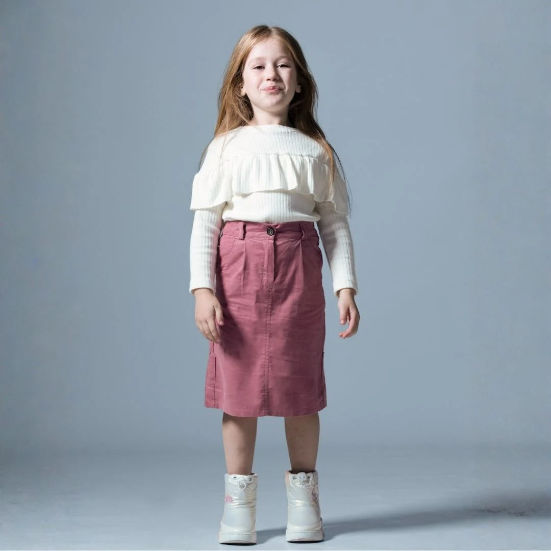 تنورة بناتي ميدي كاجوال بتصميم مستقيم وخصر مرتفع، مع سحاب وزر أمامي، تتميز بجيوب جانبية