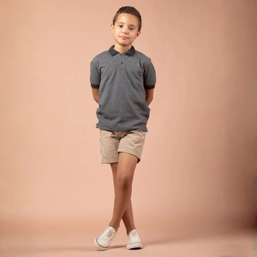 كنزة بولو ولادي كلاسيكية بأكمام قصيرة، مصنوعة من القطن الناعم بياقة منسوجة وأزرار أمامية