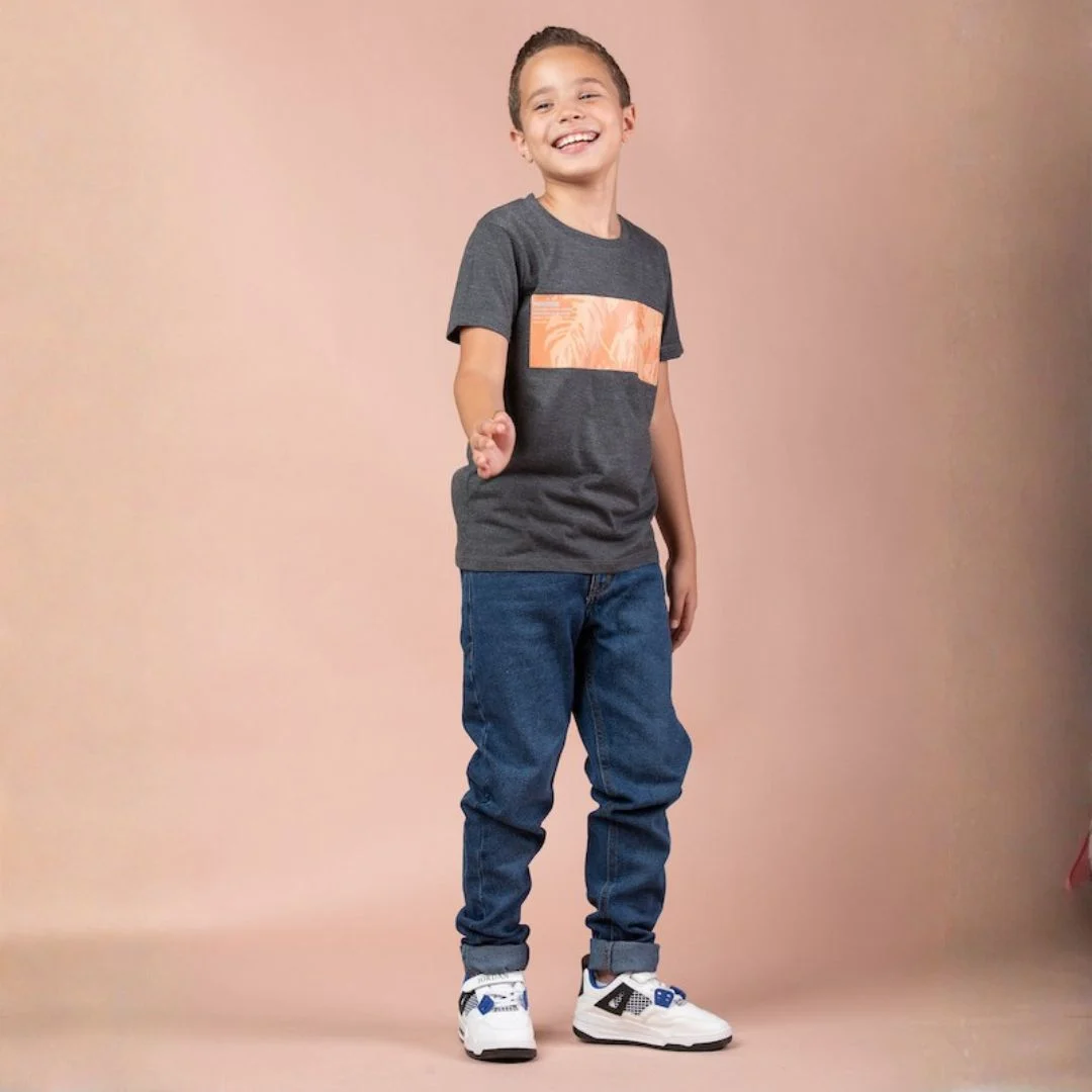 تيشيرت ولادي كاجوال بأكمام قصيرة ورقبة مستديرة، يتميز بطبعة مستطيلة فنية على الصدر، مصنوع من قطن ناعم