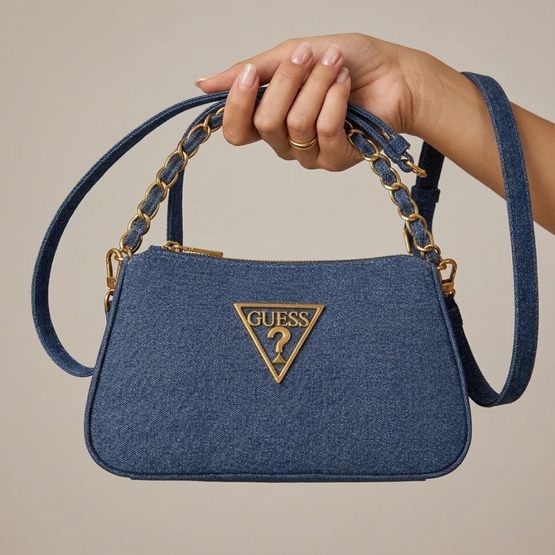 حقيبة الكتف العصرية من قماش الدنيم الأزرق مع يد علوية مجدولة من السلاسل الذهبية