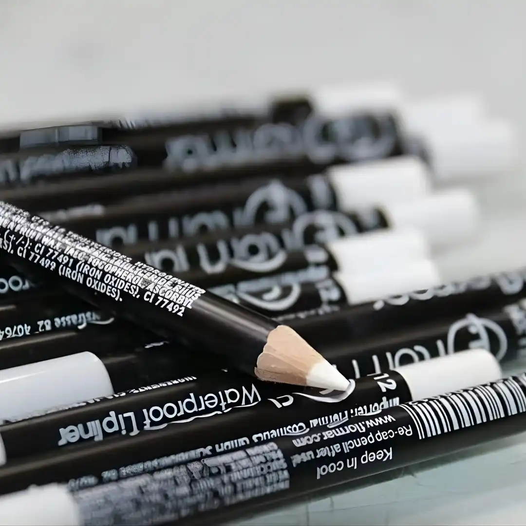 قلم كحل فلومار لتحديد العين بلون أبيض