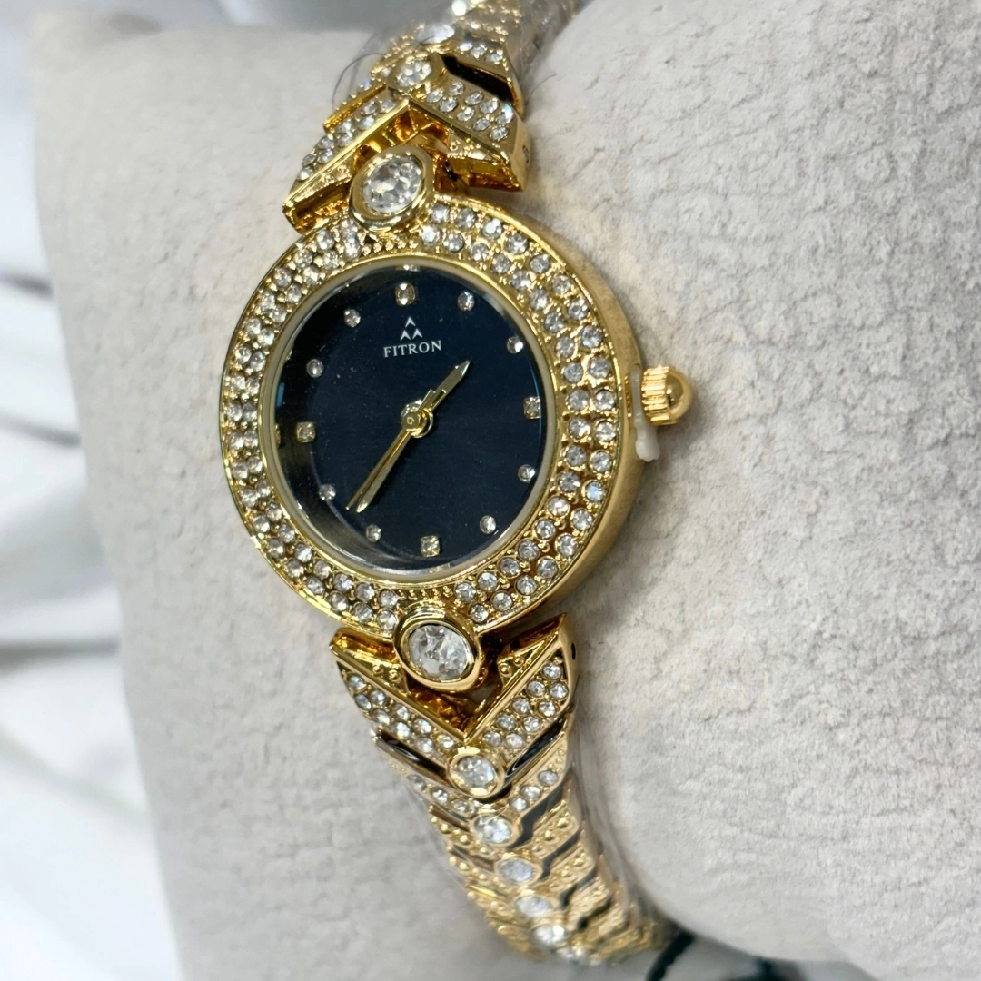 ساعة فيترون ذهبية ومقاومة للماء مرصعة بالزيركون – قالب أسود