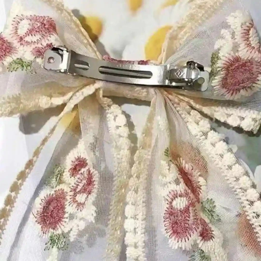 مشبك للشعر بتصميم فيونكة مطرز بالزهور