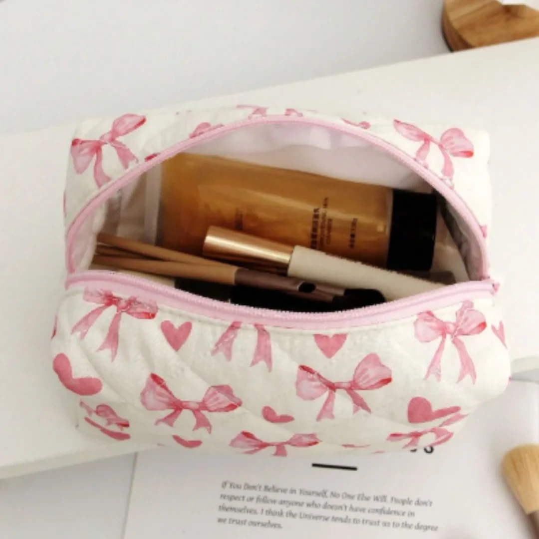 حقيبة تنظيم مستحضرات التجميل الوردية بتصميم القلب والفيونكة