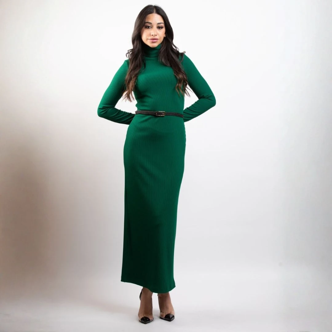 فستان ماكسي طويل بياقة عالية وأكمام طويلة من قماش مضلع مزين بحزام خصر رفيع ومجدول لإطلالة كلاسيكية