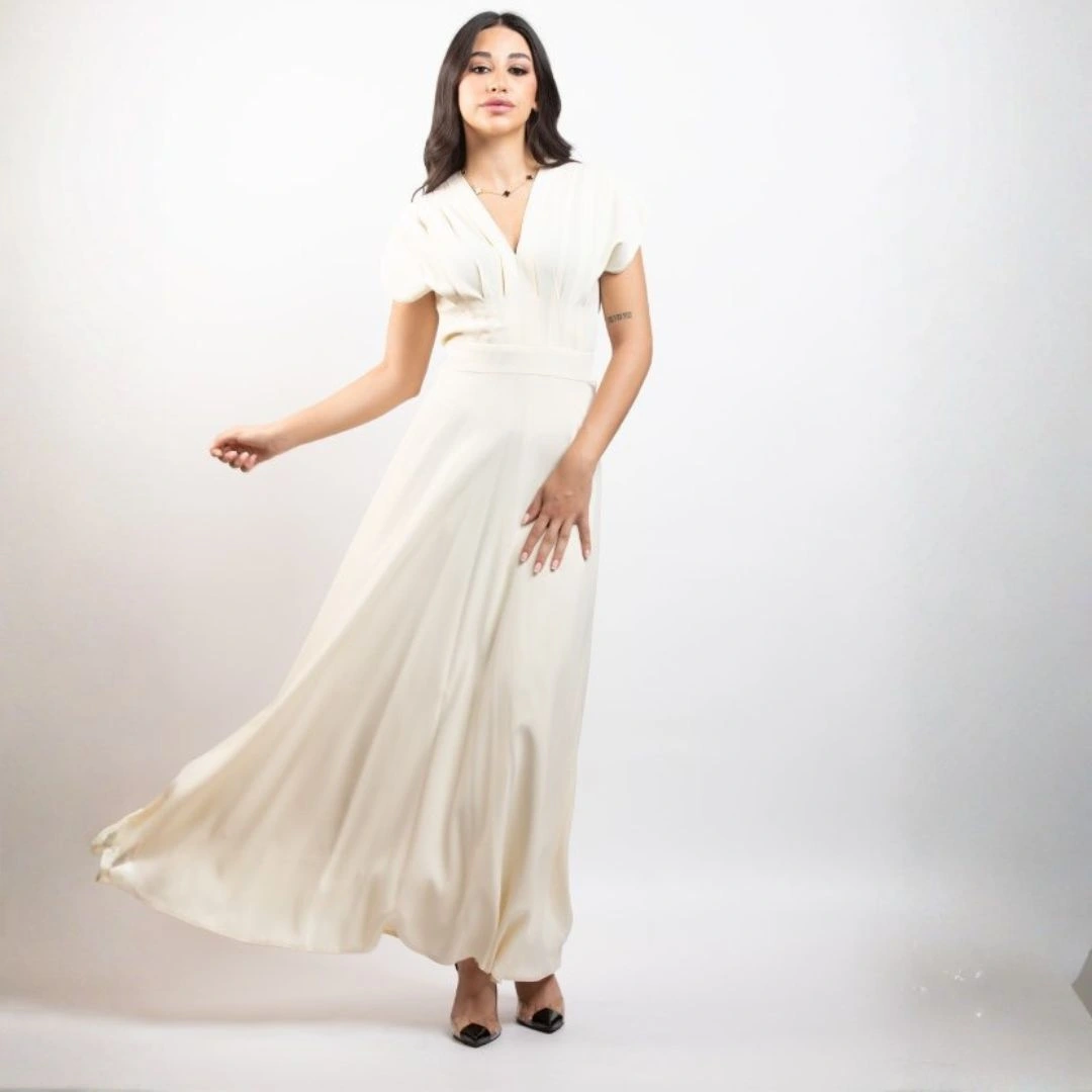 فستان ماكسي بكسرات ناعمة وفتحة صدر V مع تنورة كلوش انسيابية وأكمام قصيرة تمنحك إطلالة ملكية راقية