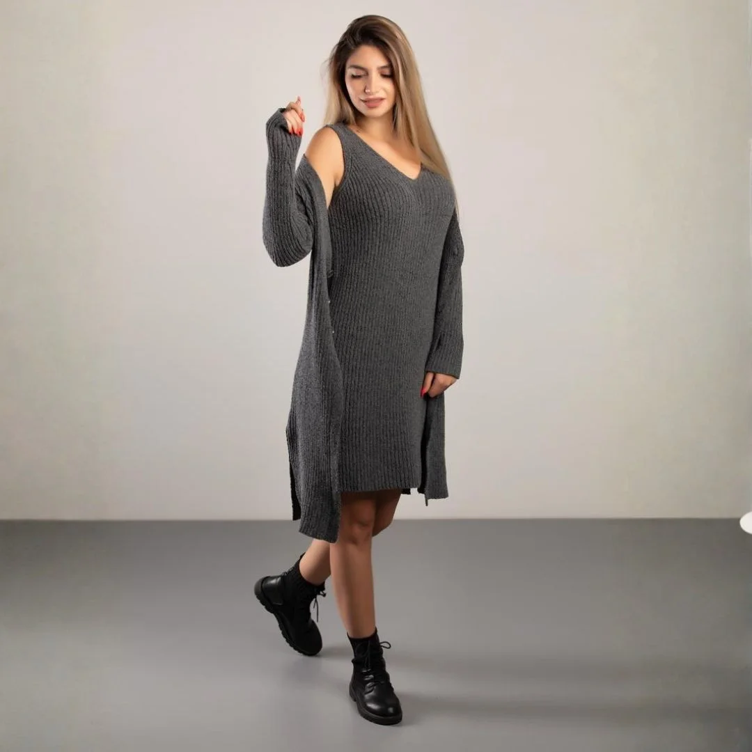 طقم نسائي شتوي قطعتين مودرن مكون من فستان قصير تريكو مضلع بلا أكمام مع كارديجان طويل مفتوح بتصميم عصري وأنيق