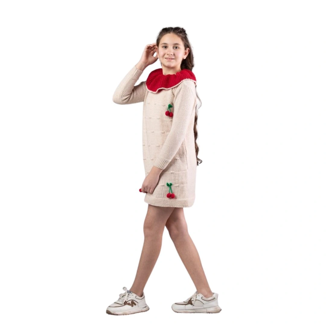 فستان بناتي محبوك بأكمام طويلة مزين بتفاصيل يدوية على شكل كرز