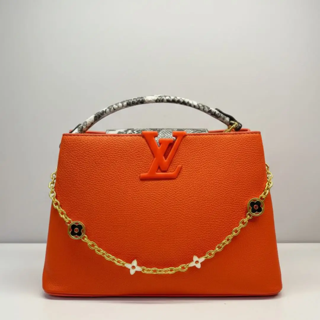 حقيبة نسائية جلدية بتصميم سلسلة ذهبية