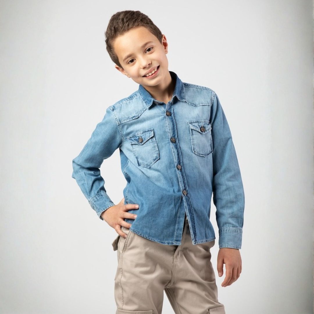 قميص جينز ولادي كلاسيكي بأكمام طويلة، مصنوع من الدنيم القطني المريح بجيوب صدر مزدوجة وأزرار أمامية، مثالي للإطلالات الكاجوال