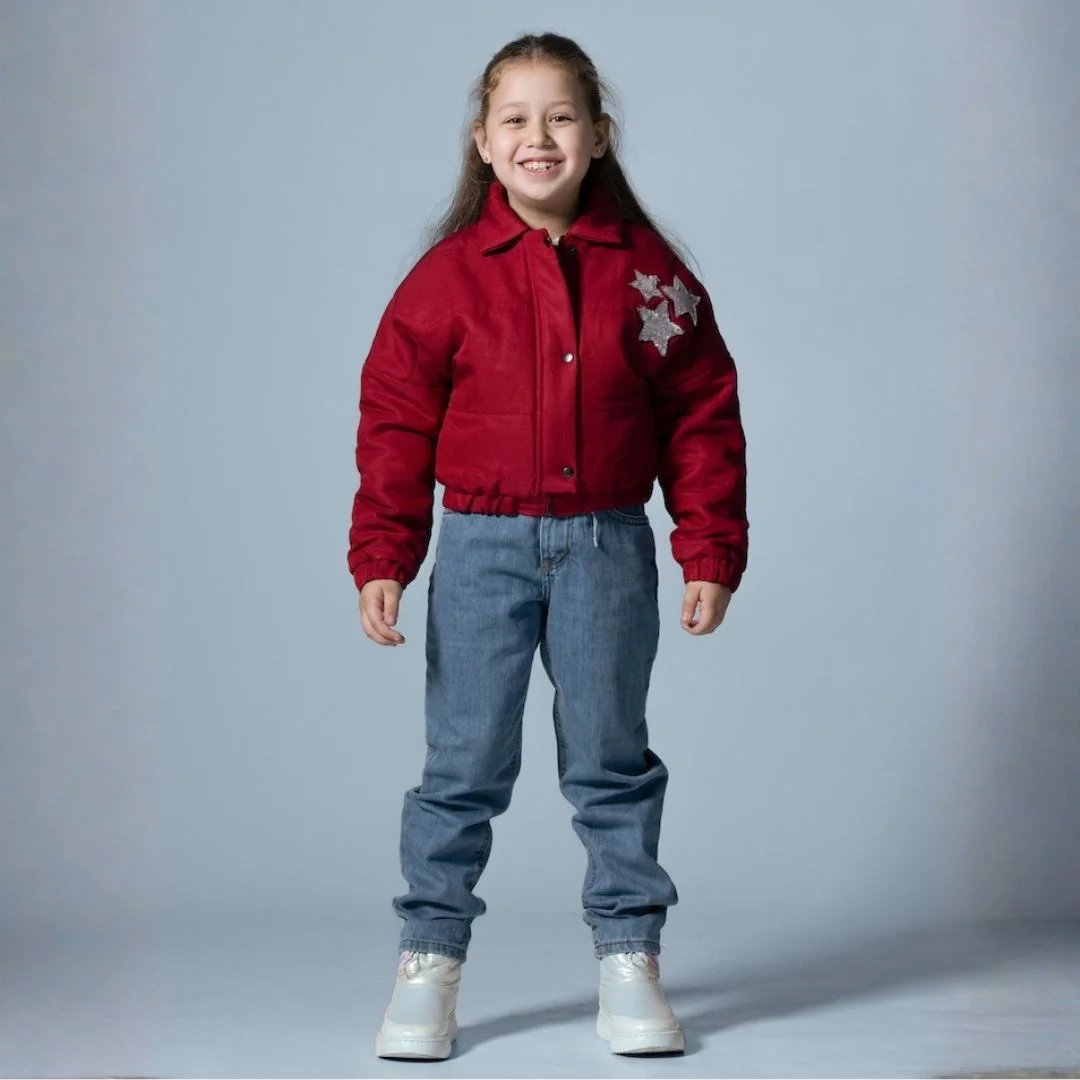 جاكيت بناتي بومبر شتوي بياقة كلاسيكية وتصميم منفوخ مبطن، مزين بنجوم جليتر لامعة وأطراف مطاطية مرنة