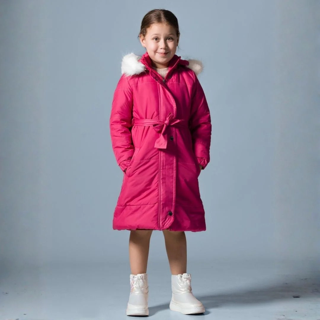 جاكيت بناتي طويل مبطن مع حزام خصر أنيق وغطاء رأس مزين بالفرو الكثيف