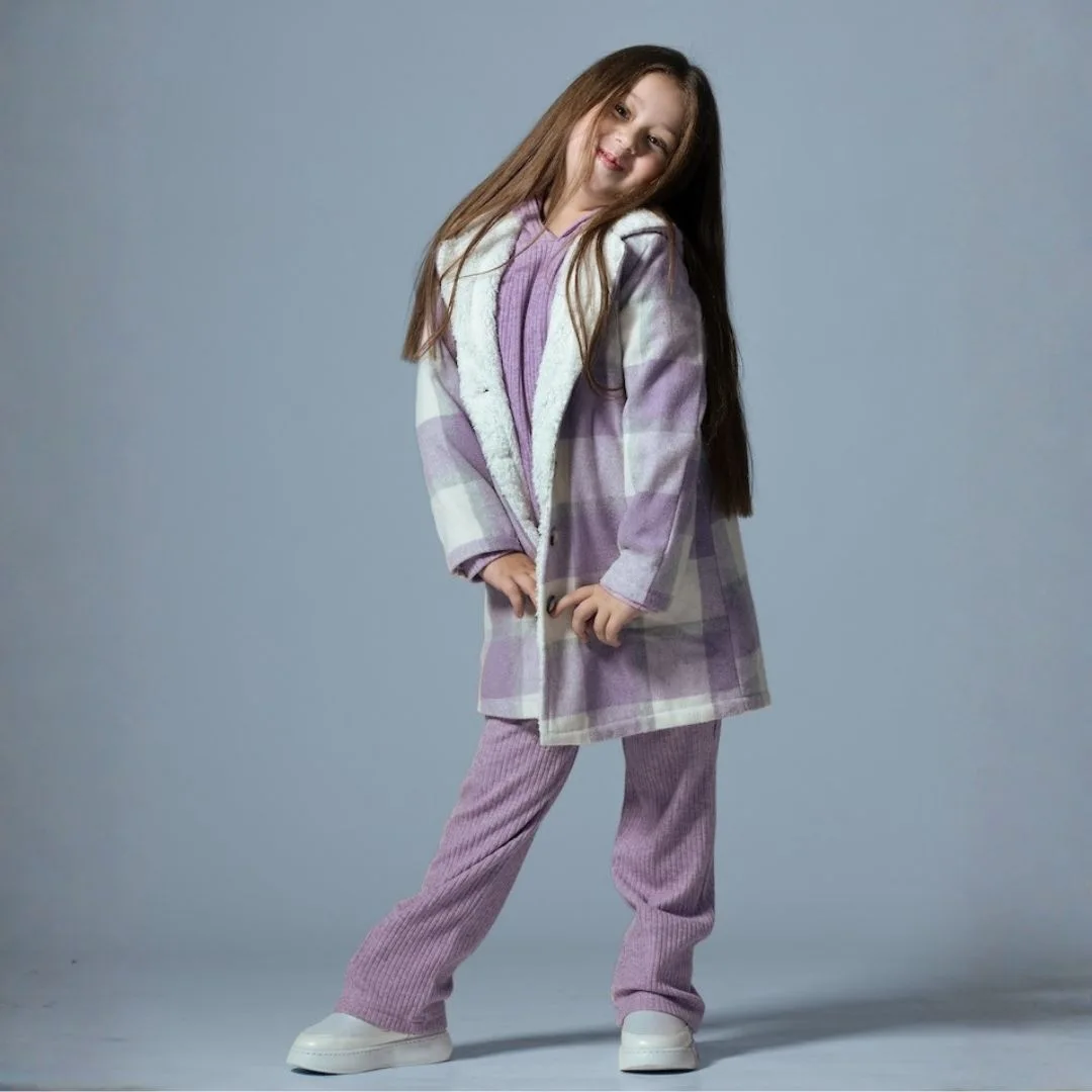 جاكيت شتوي بناتي بنمط الكاروهات الكلاسيكي مبطن بالكامل بالفرو الناعم مع ياقة عريضة وأزرار أمامية أنيقة