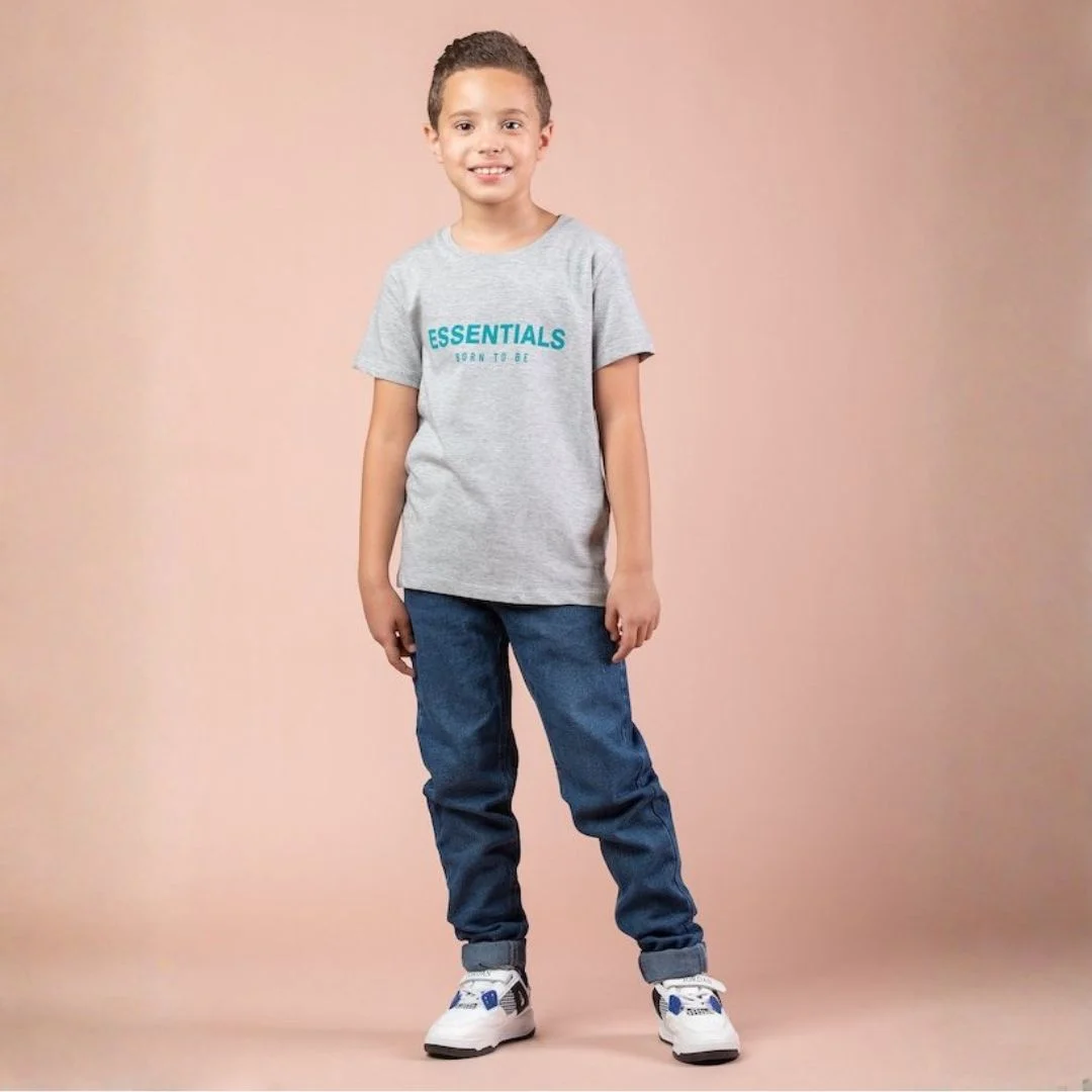 كنزة ولادي قطنية ناعمة بياقة مستديرة، مزينة بطبعة نصية جذابة، تجمع بين المتانة والراحة الفائقة