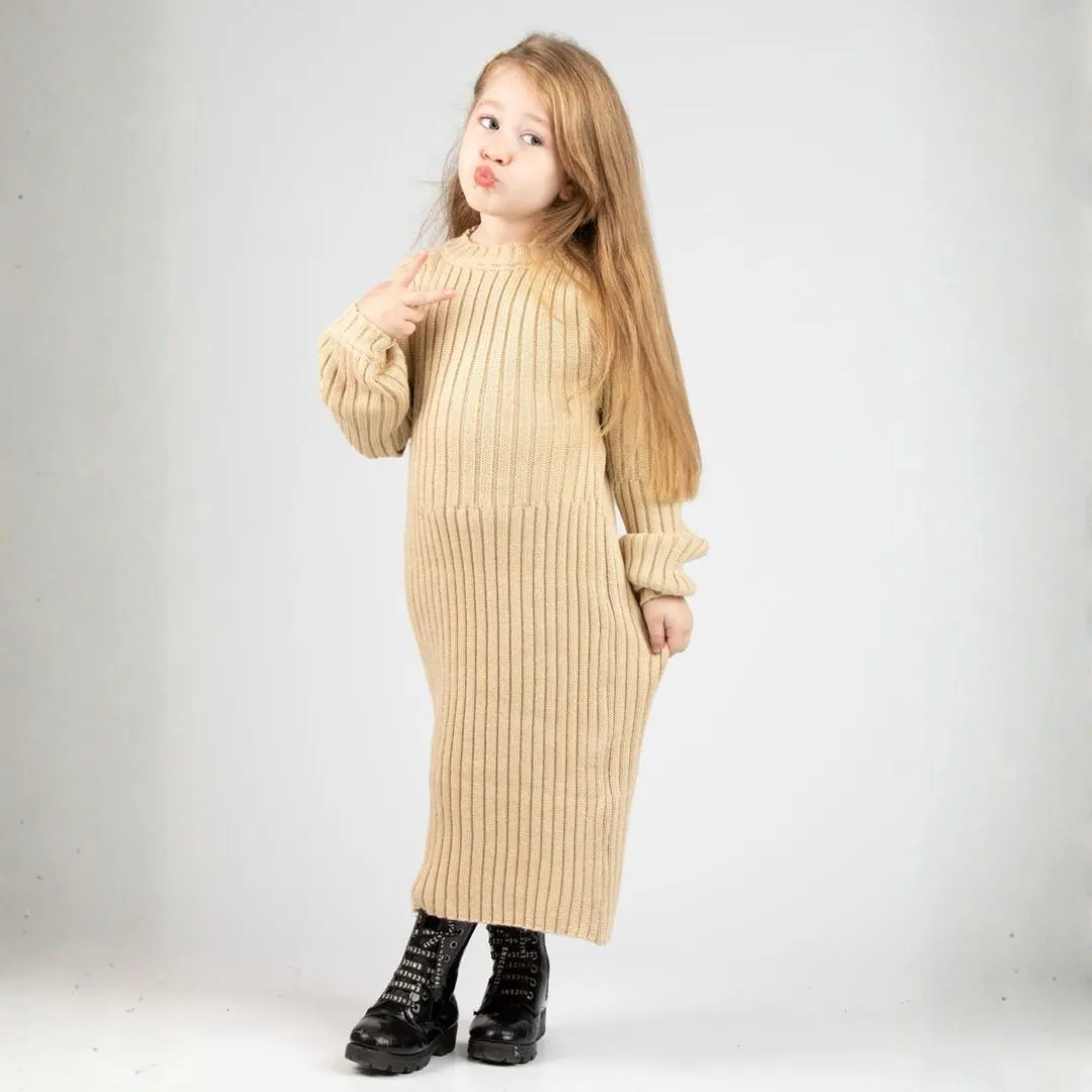 فستان بناتي محبوك بتصميم مضلع طولي وأكمام طويلة، يتميز بياقة مستديرة وقصة طويلة مريحة توفر الدفء والأناقة للأطفال 
