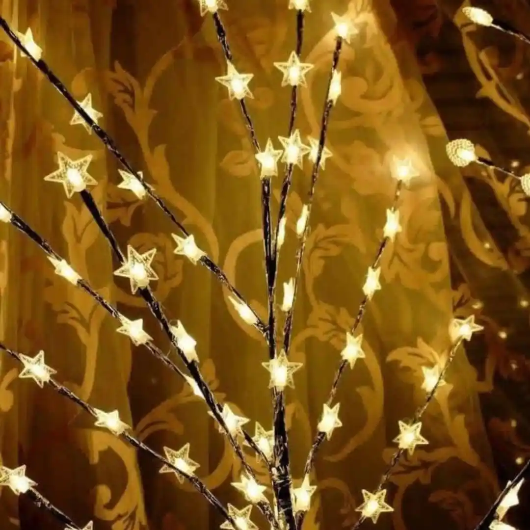 شجرة الإضاءة الديكورية الساحرة بأغصان مرنة وتشكيلة مضيئة من النجوم والأهلّة والورود الدافئة
