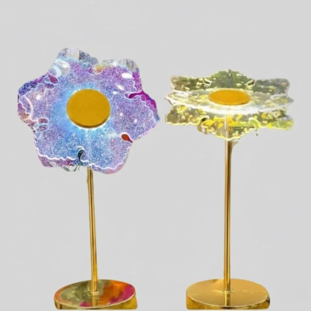 لمبدير مضيء على شكل وردة بتموجات لونية وقاعدة ذهبية 