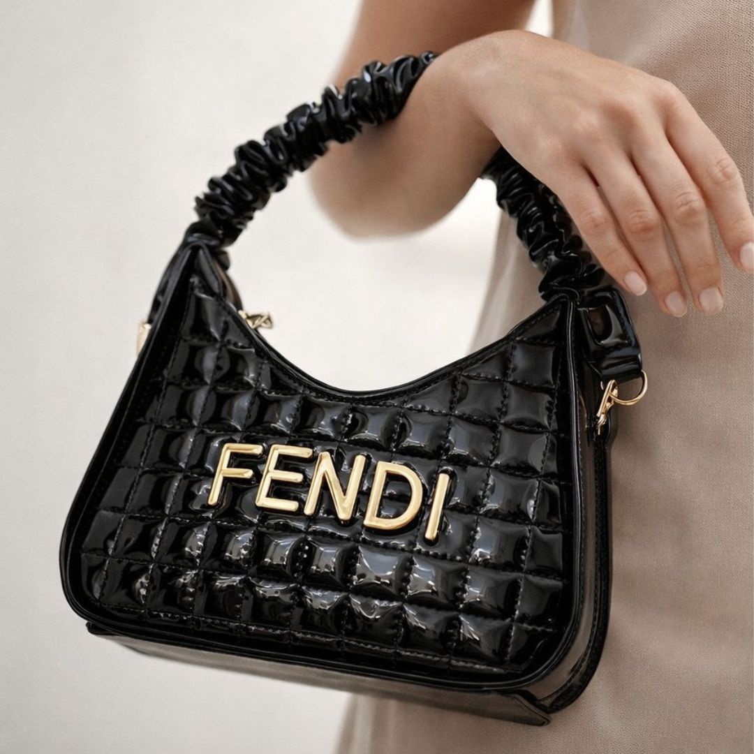 حقيبة يد فيندي بجلد لامع مبطن مع مقبض مزموم وسحاب مزدوج للإغلاق الآمن